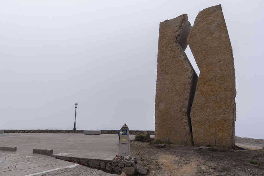 A Coruña 076 - Muxia - cabo Punta da Barca - mirador Jesús Quintanal.jpg